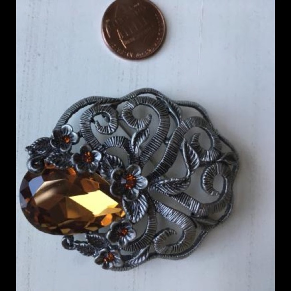 Beautiful broach. Good for this season. High Quality.
